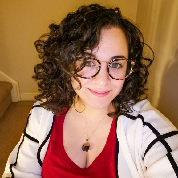 Meet your Posher, Faye 🇨🇦 - Picture 2 of 3